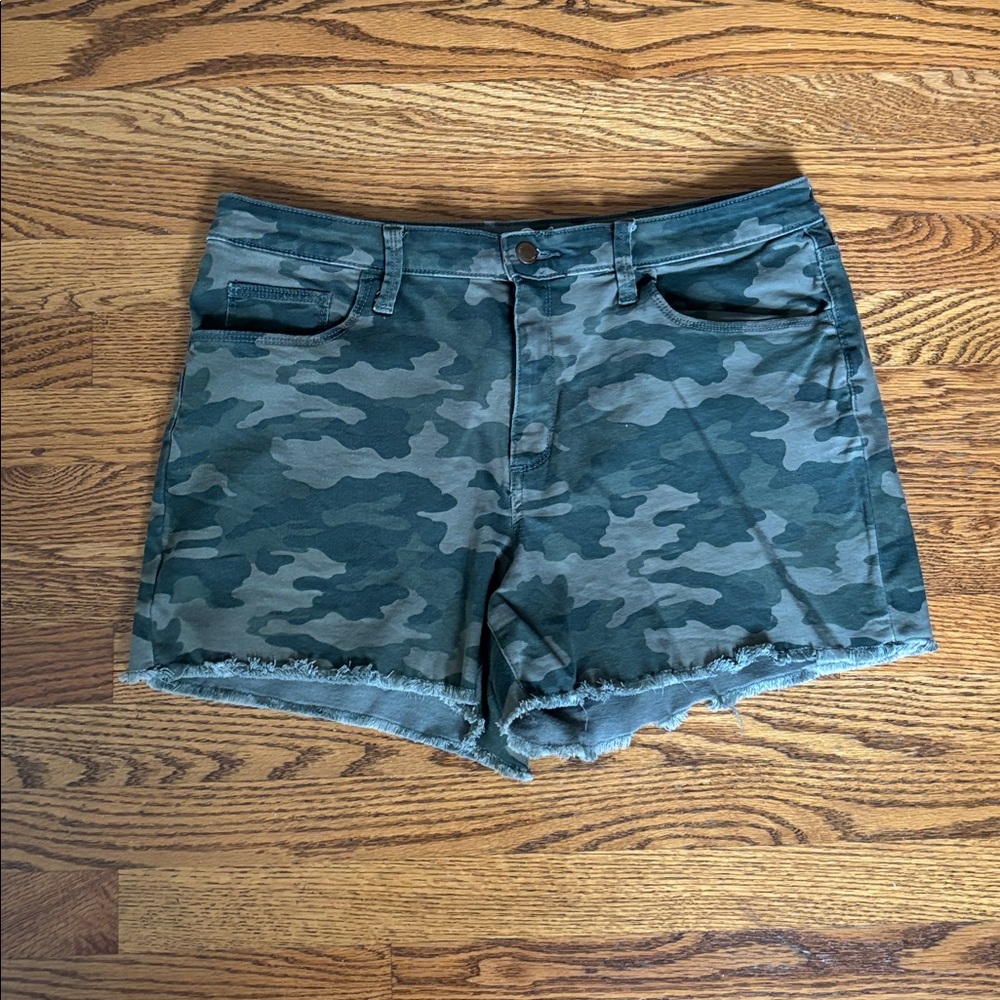 Universal Thread Camo Green Women's Shorts